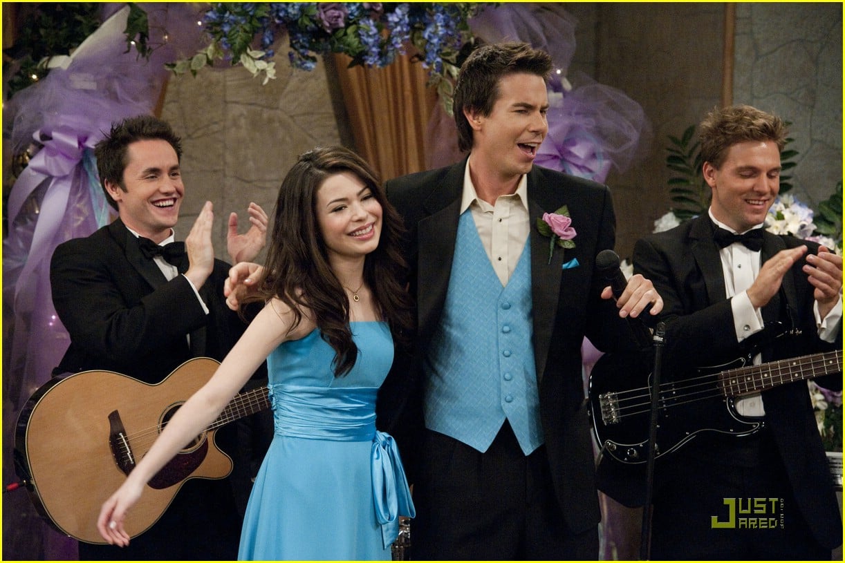 Miranda Cosgrove Sings 'Shakespeare' on iCarly | Photo 389171 - Photo ...