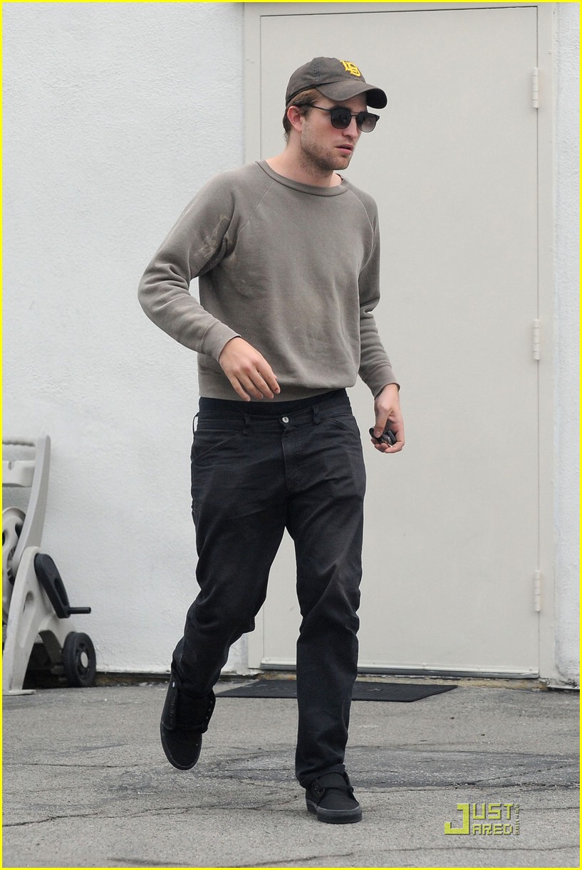 robert pattinson sweater