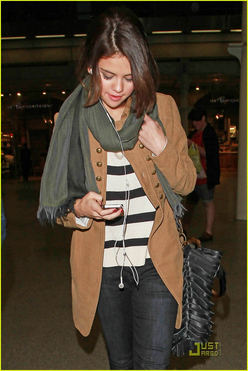 Full Sized Photo of selena gomez leaving for london 03 | Selena Gomez