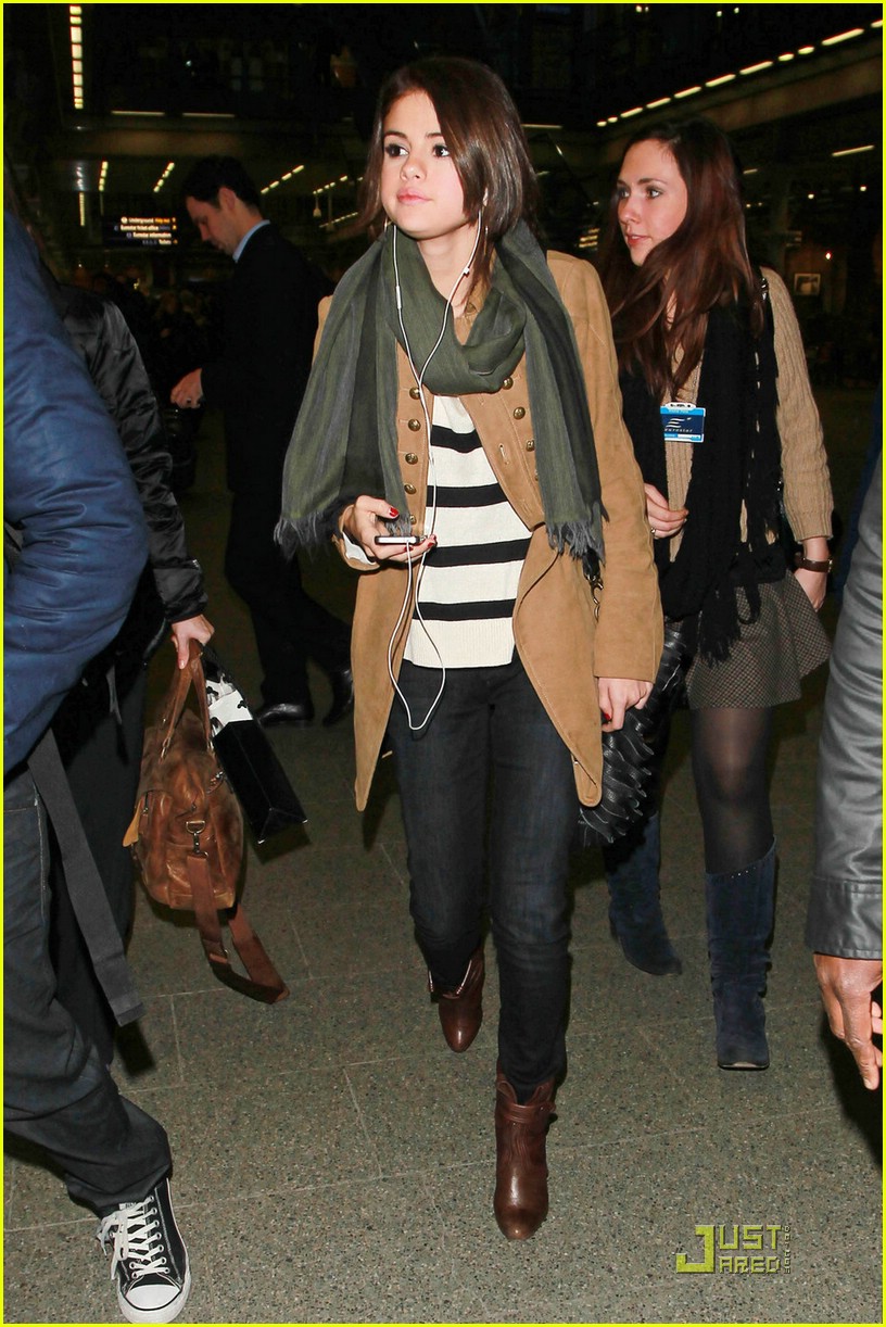 Full Sized Photo of selena gomez leaving for london 08 | Selena Gomez