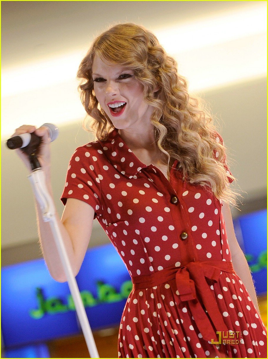 Taylor Swift Sings For JetBlue, Sees Double Photo 391855 Photo