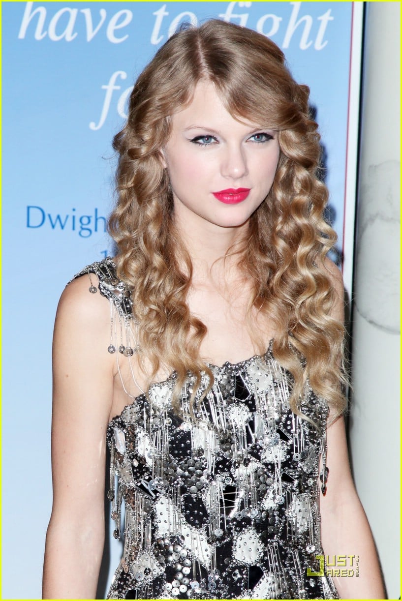 Taylor Swift Sings For JetBlue, Sees Double | Photo 391860 - Photo ...