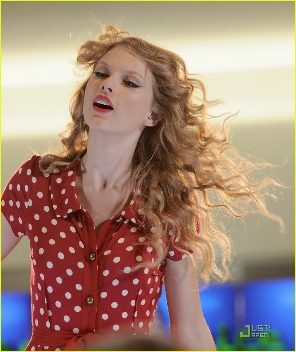 Taylor Swift Sings For JetBlue, Sees Double Photo 391868 Photo