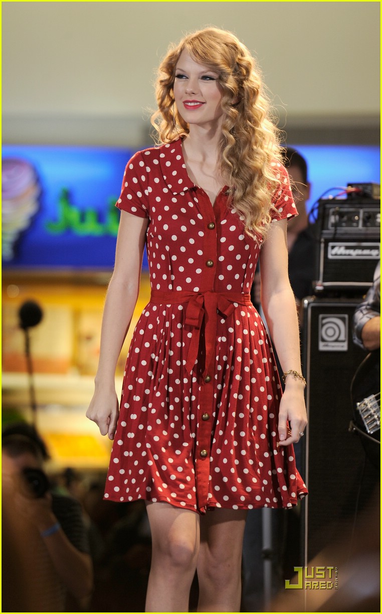 Taylor Swift Sings For JetBlue, Sees Double Photo 391875 Photo
