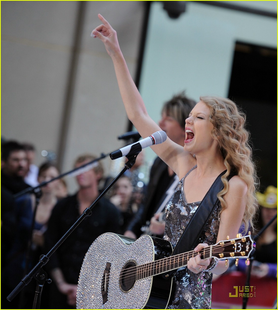 Taylor Swift Rocks Out Rockefeller Center | Photo 391645 - Photo ...