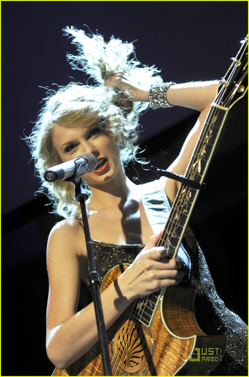 Taylor Swift Performs in Paris | Photo 390694 - Photo Gallery | Just ...