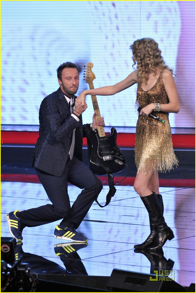 Full Sized Photo of taylor swift x factor italy 01 Taylor Swift X