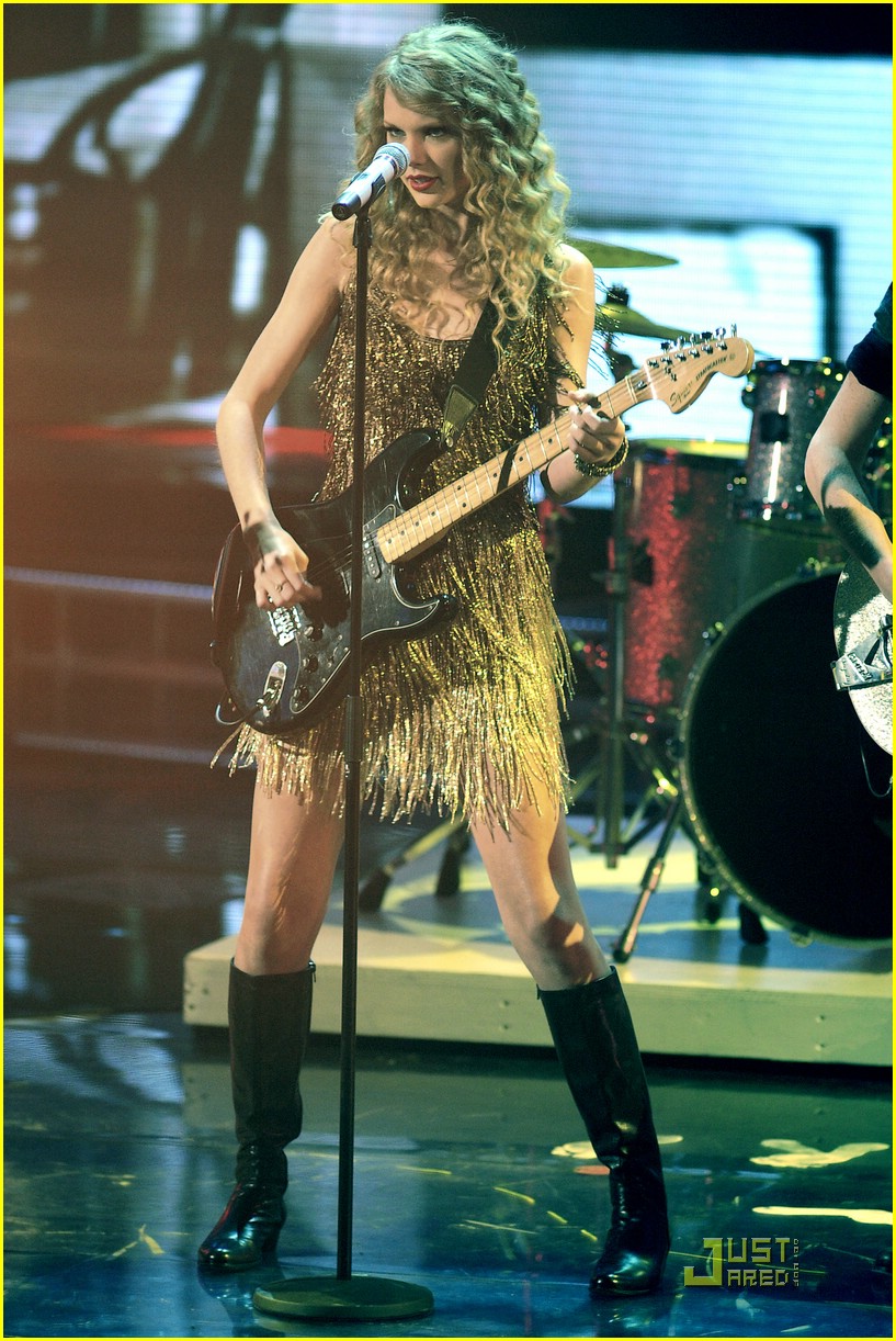 Full Sized Photo of taylor swift x factor italy 04 Taylor Swift X