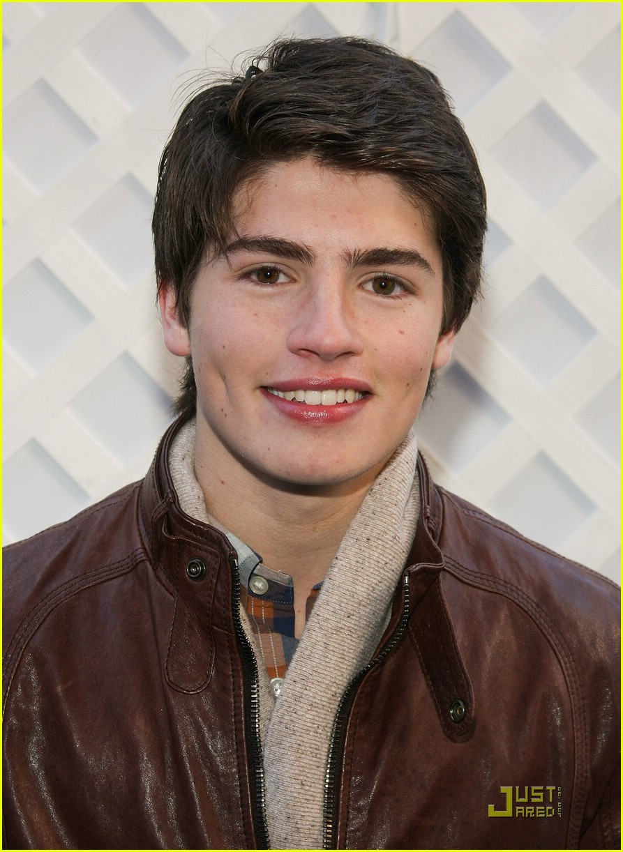 Gregg Sulkin Takes Over Times Square | Photo 393258 - Photo Gallery ...