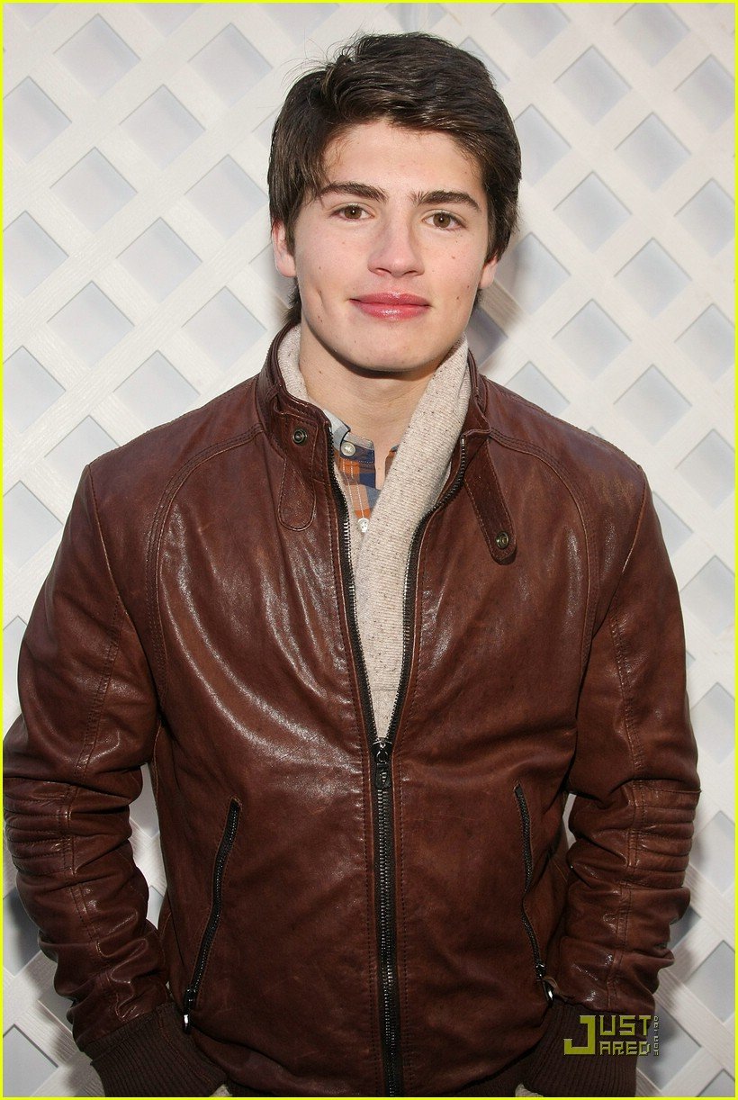 Gregg Sulkin Takes Over Times Square | Photo 393260 - Photo Gallery