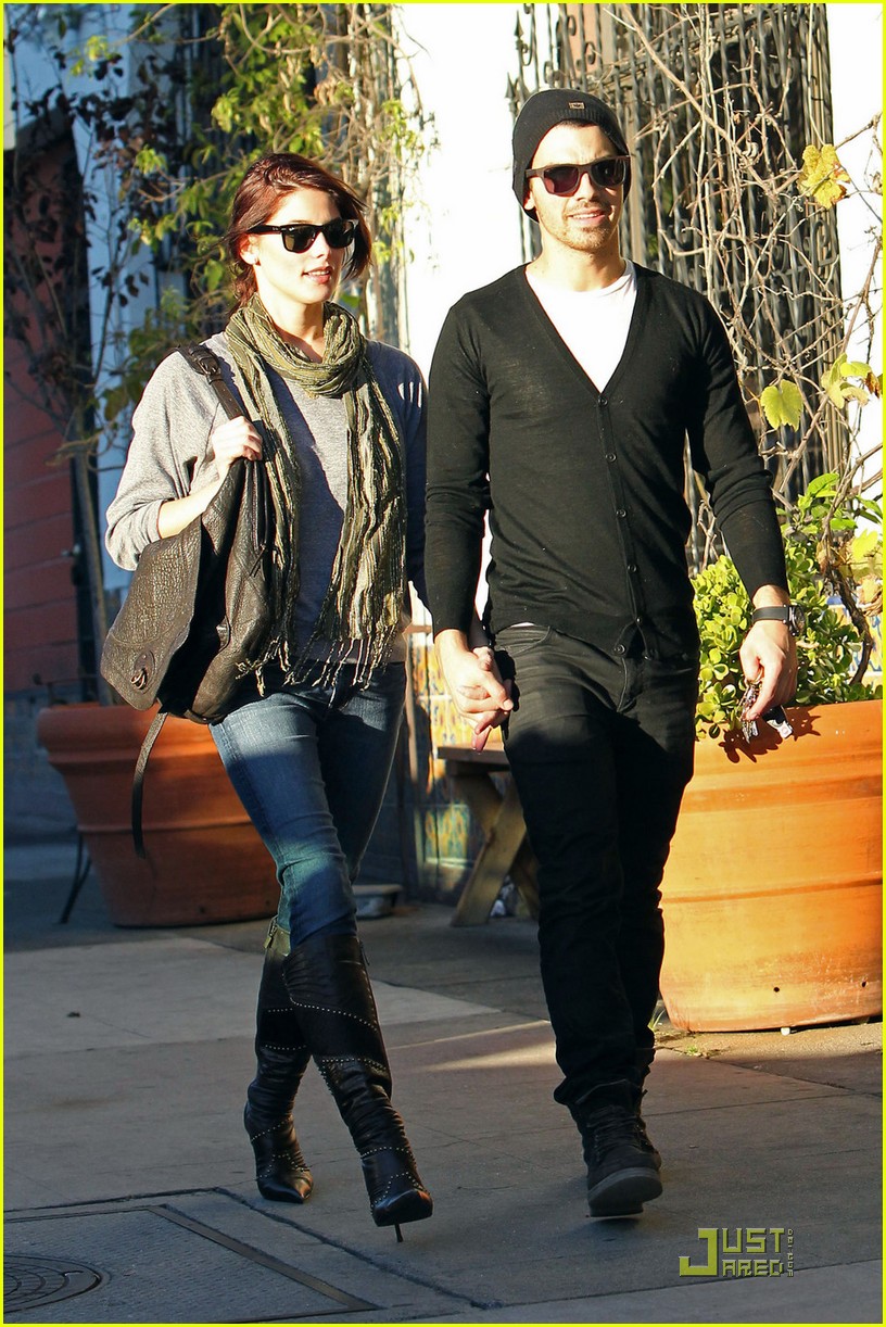 Joe Jonas & Ashley Greene: Beso Dinner Date | Photo 395516 - Photo ...