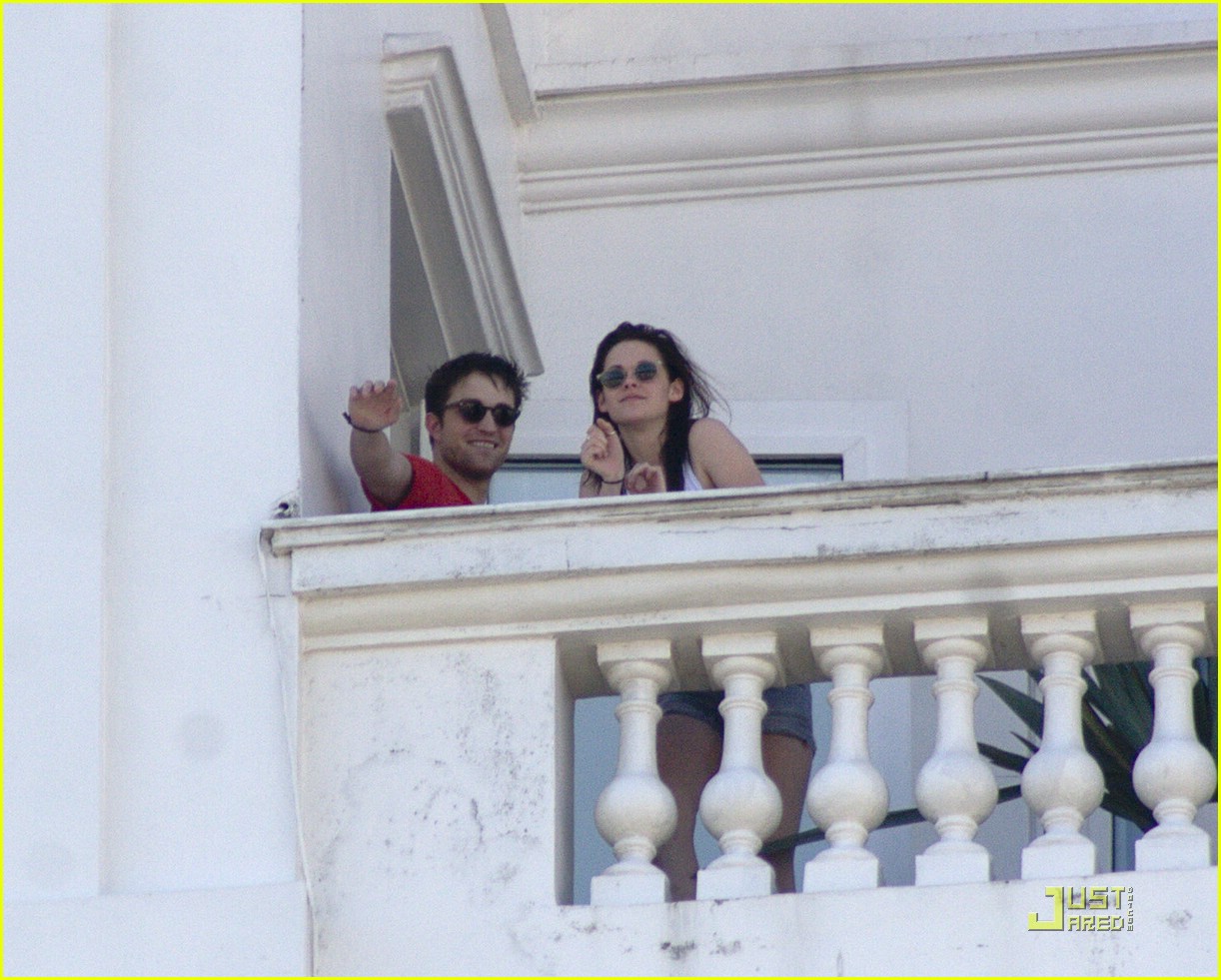 Kristen Stewart & Robert Pattinson: Balcony Buddies | Photo 392957