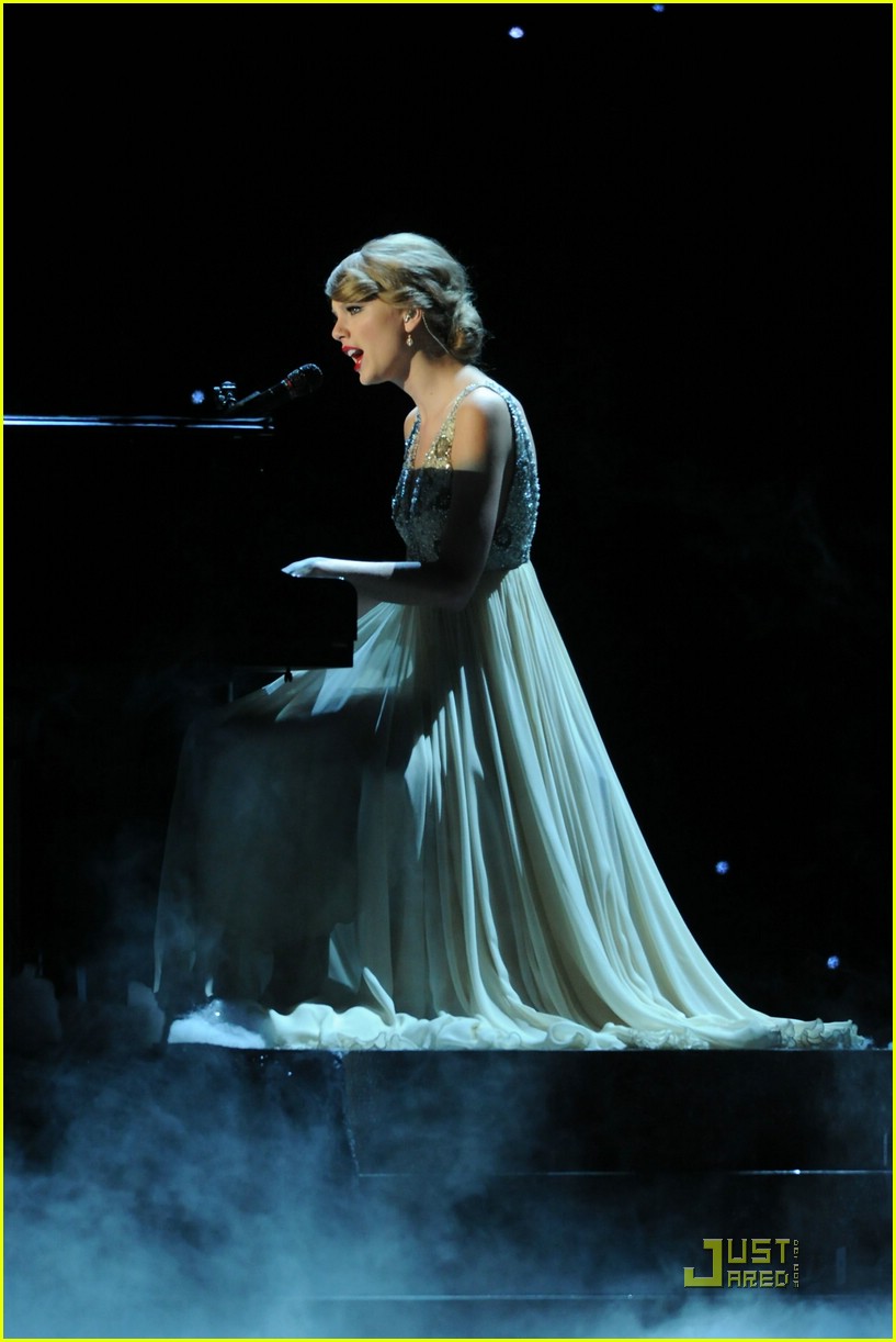 Taylor Swift 'Back To December' at the AMAs Photo 394827 Photo