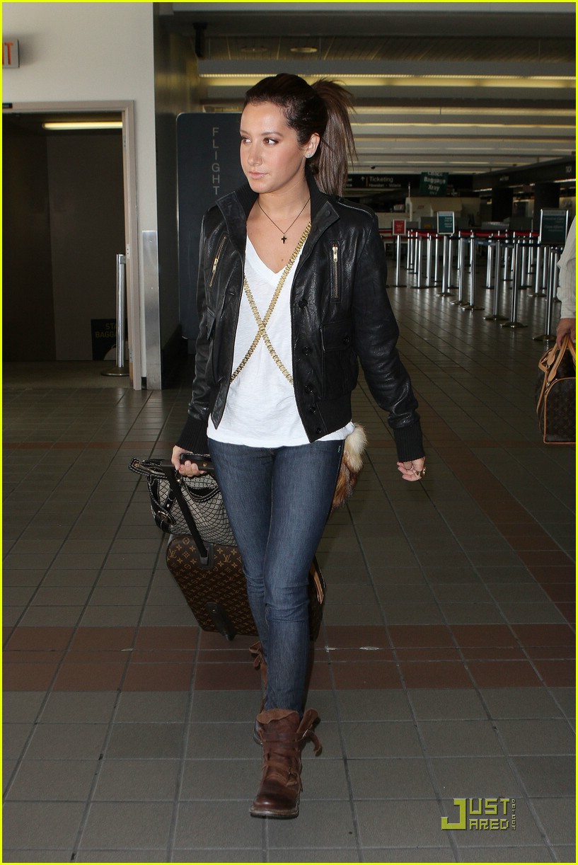 Full Sized Photo of ashley tisdale lax to vancouver 07 | Ashley Tisdale