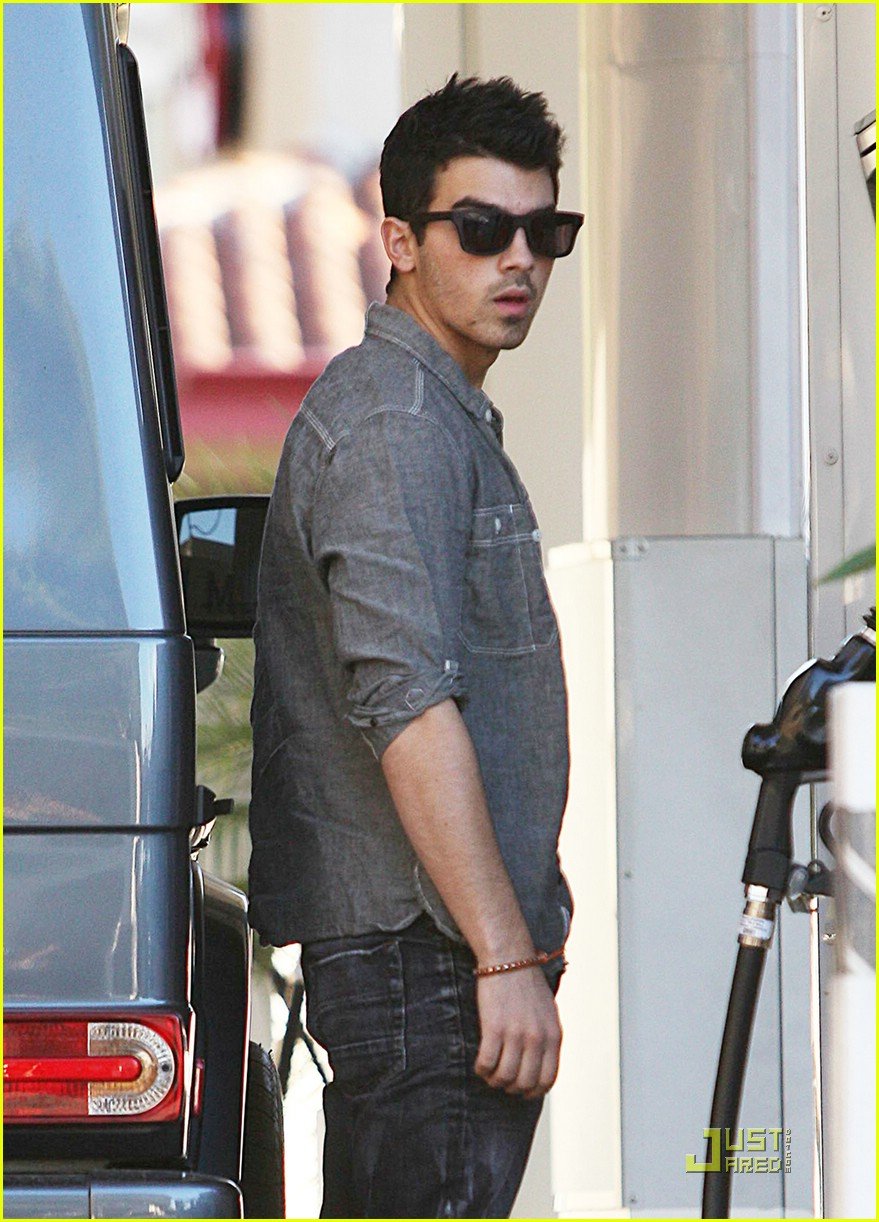 Joe Jonas: Pumps It Up; Test Drives An Audi | Photo 395803 - Photo ...