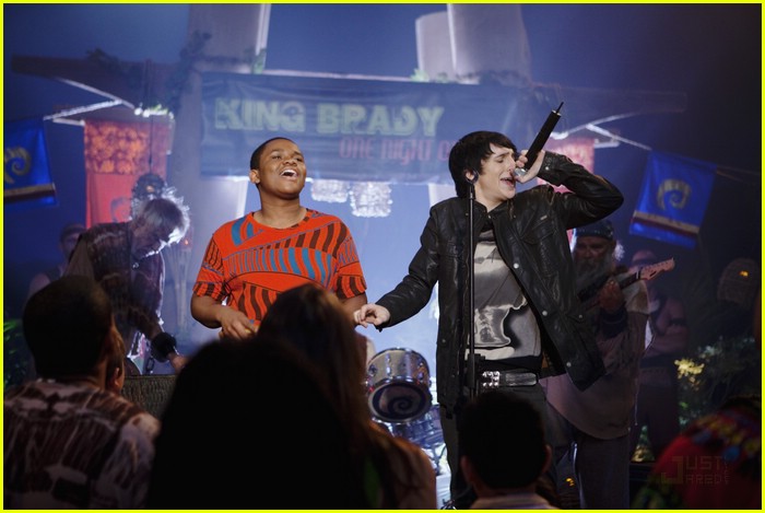 Mitchel Musso Sings On Pair Of Kings Photo 396716 Doc Shaw Kelsey Chow Mitchel Musso Pair Of Kings Ryan Ochoa Pictures Just Jared Jr