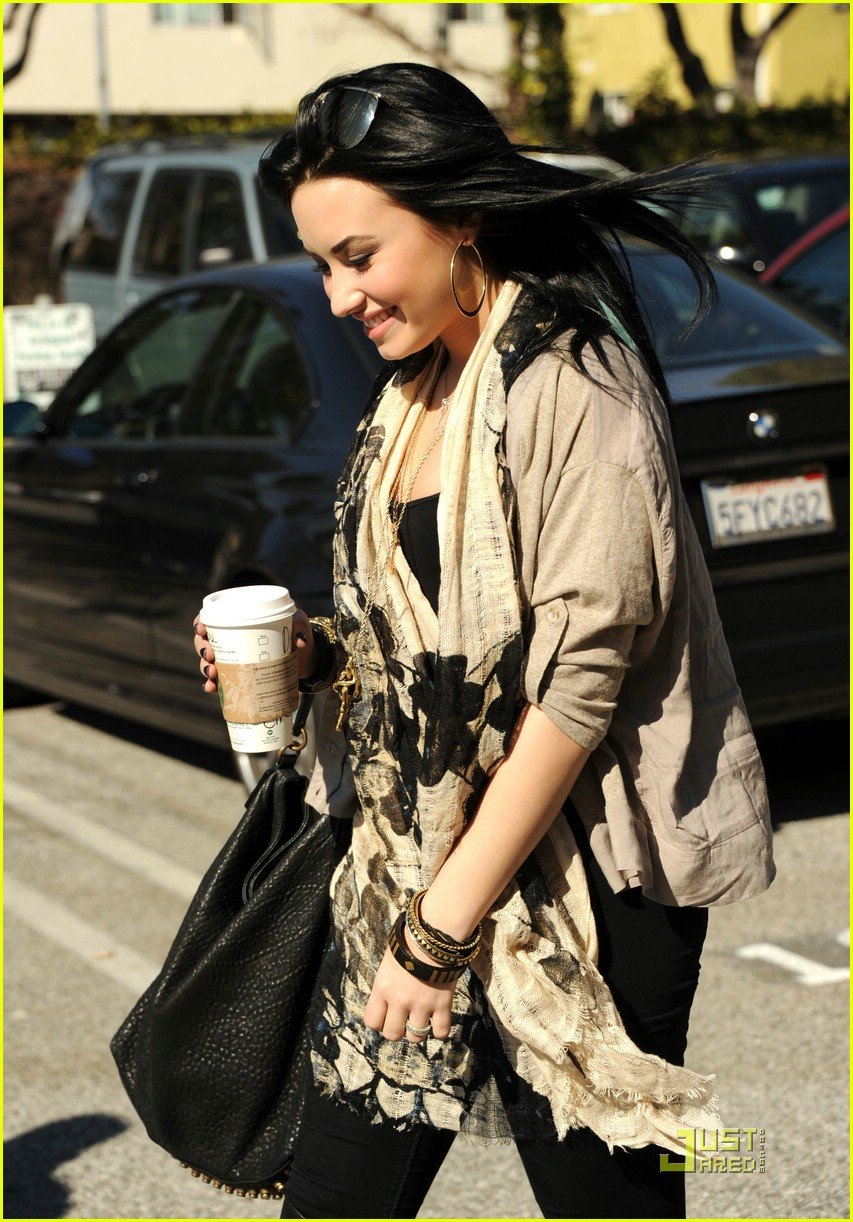 Demi Lovato Leaves Treatment Facility | Photo 402187 - Photo Gallery