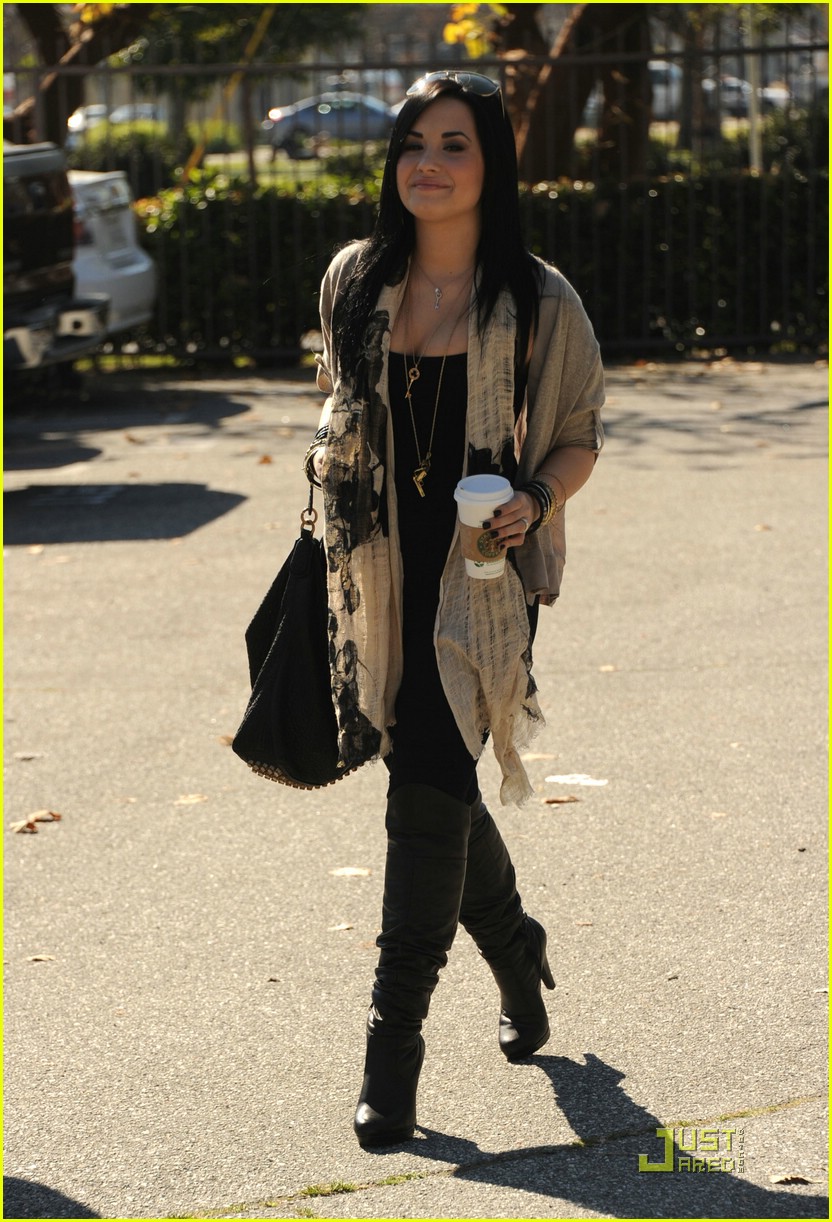 Demi Lovato Leaves Treatment Facility | Photo 402192 - Photo Gallery