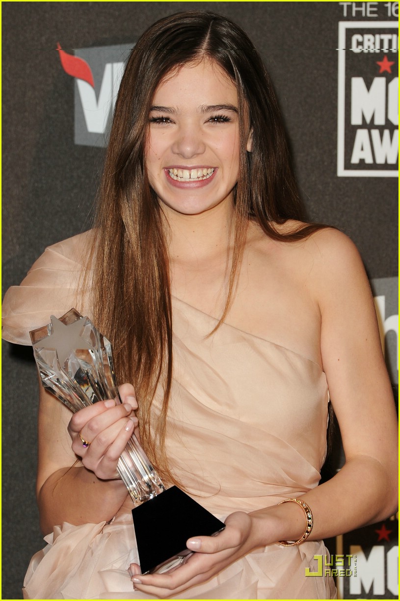 Full Sized Photo Of Hailee Steinfeld Critics Choice Afi Awards Hailee Steinfeld Wins Critic