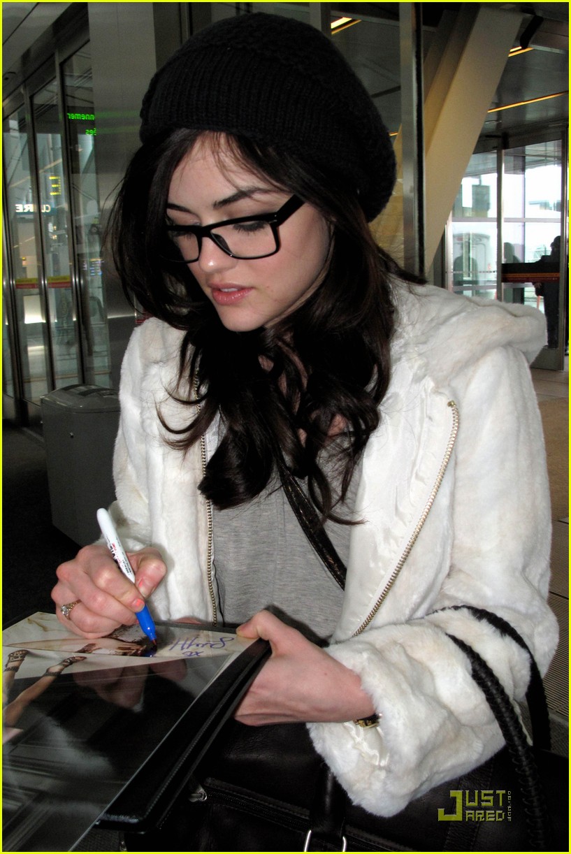lucy hale toronto airport 03