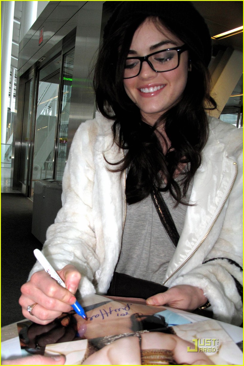 lucy hale toronto airport 04