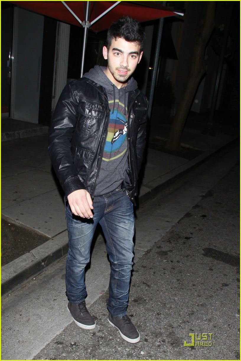 Joe Jonas is a Street Performer | Photo 399327 - Photo Gallery | Just ...