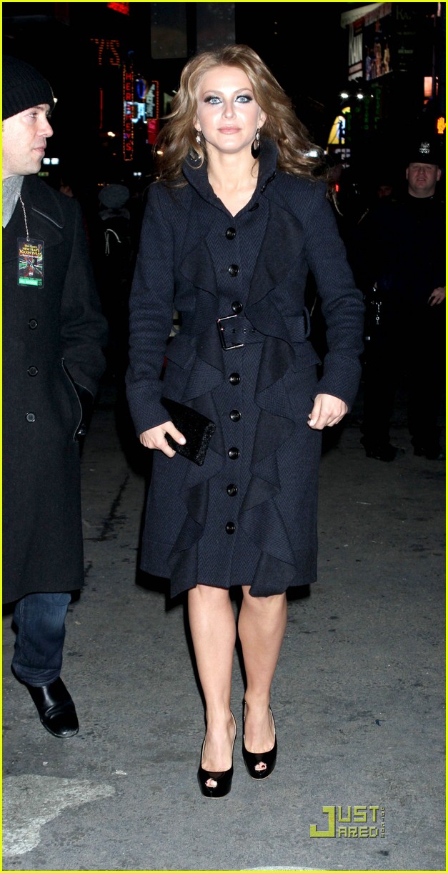 Full Sized Photo of julianne hough nye nyc 02 | Julianne Hough: New