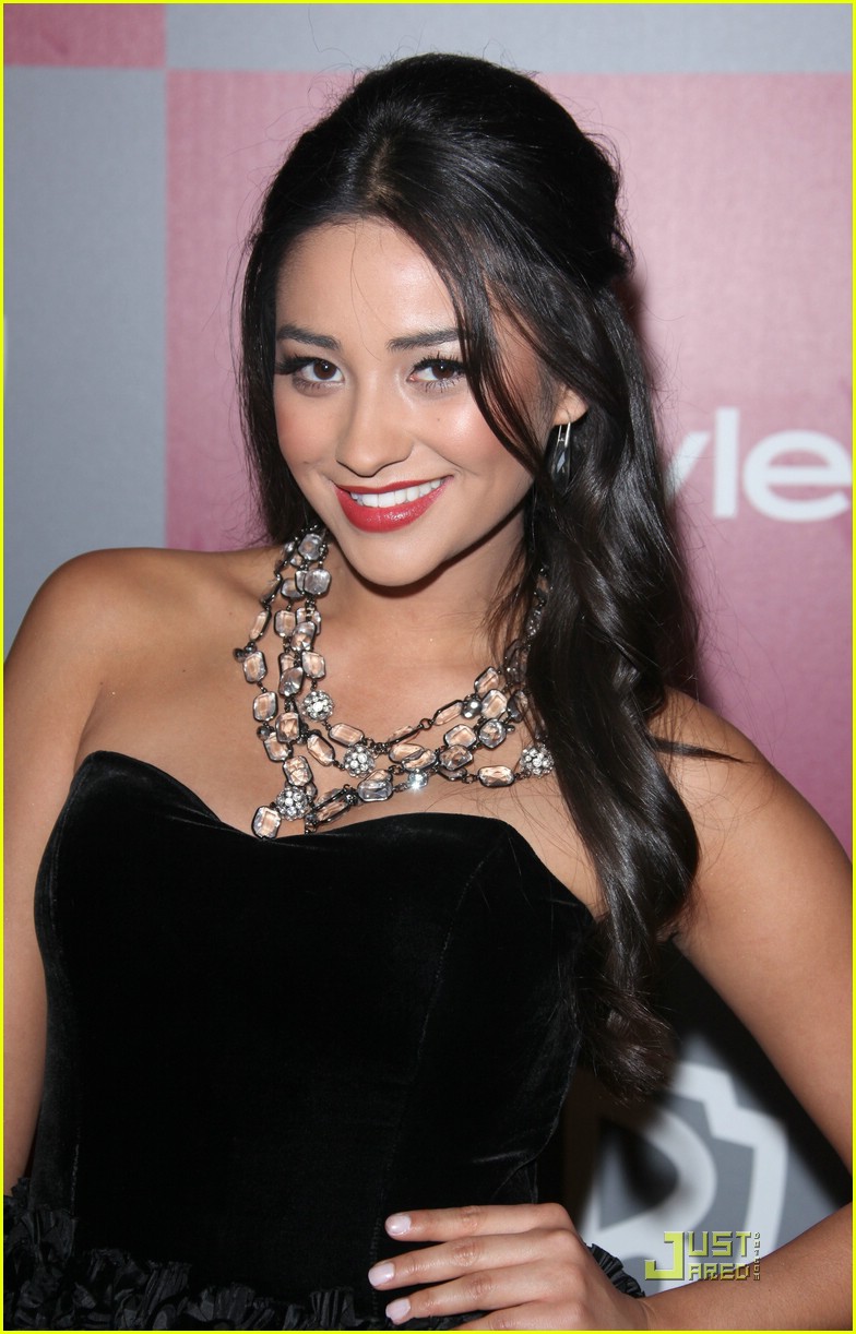 Shay Mitchell: I Met My Doppleganger! | Photo 401079 - Photo Gallery ...