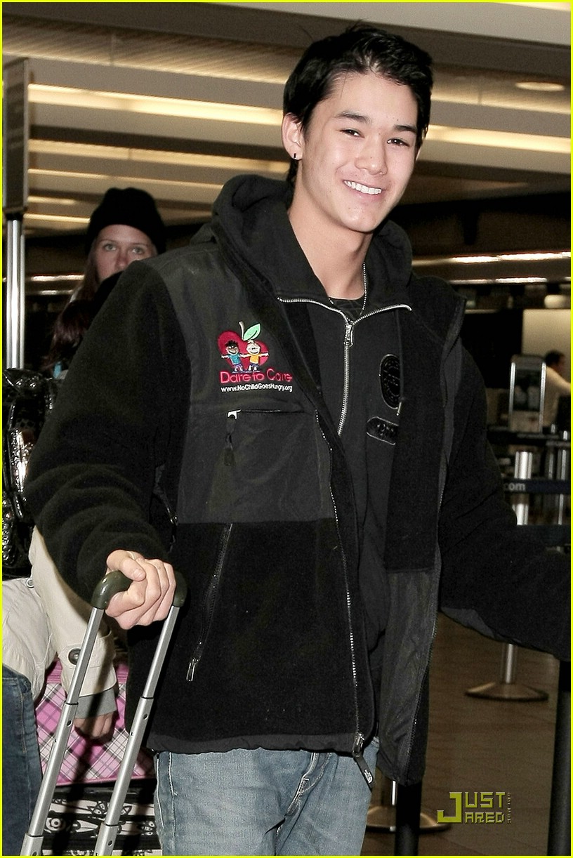 BooBoo Stewart & Mackenzie Foy: Off to Vancouver! | Photo 406109 ...