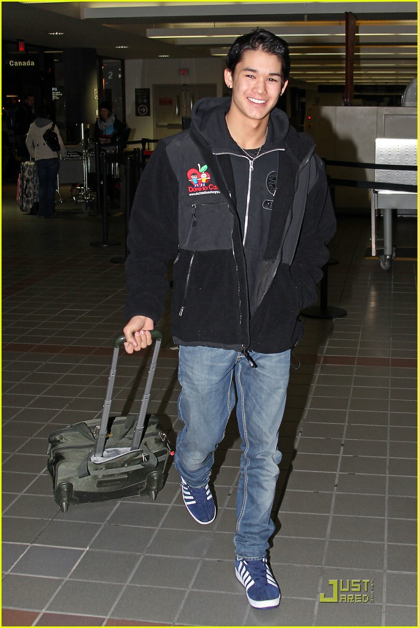 BooBoo Stewart & Mackenzie Foy: Off to Vancouver! | Photo 406117 ...