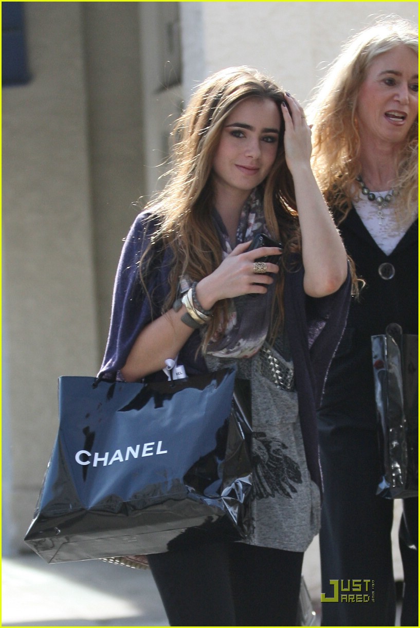 Lily Collins goes shopping at Chanel in Beverly Hills in sky high heels and  baggy trousers Featuring: Lily Collins Where: Los Angeles, California,  United States When: 01 Oct 2015 Stock Photo - Alamy