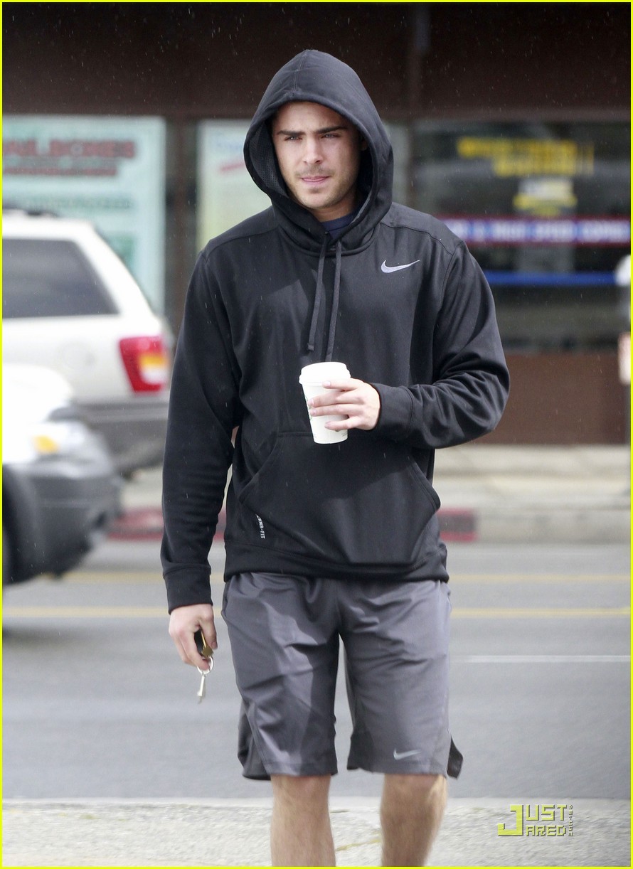 Full Sized Photo of zac efron sweaty starbucks 09 | Zac Efron: Sweaty ...