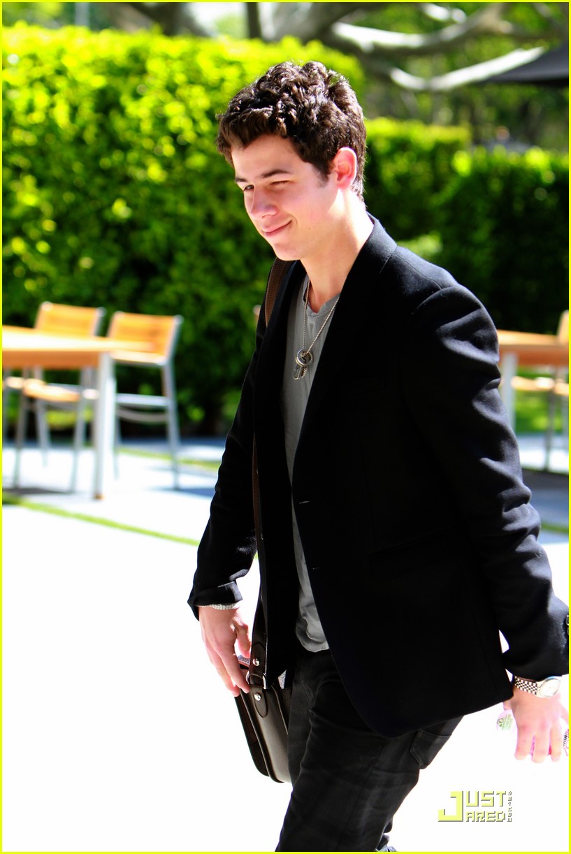 nick jonas meeting 05