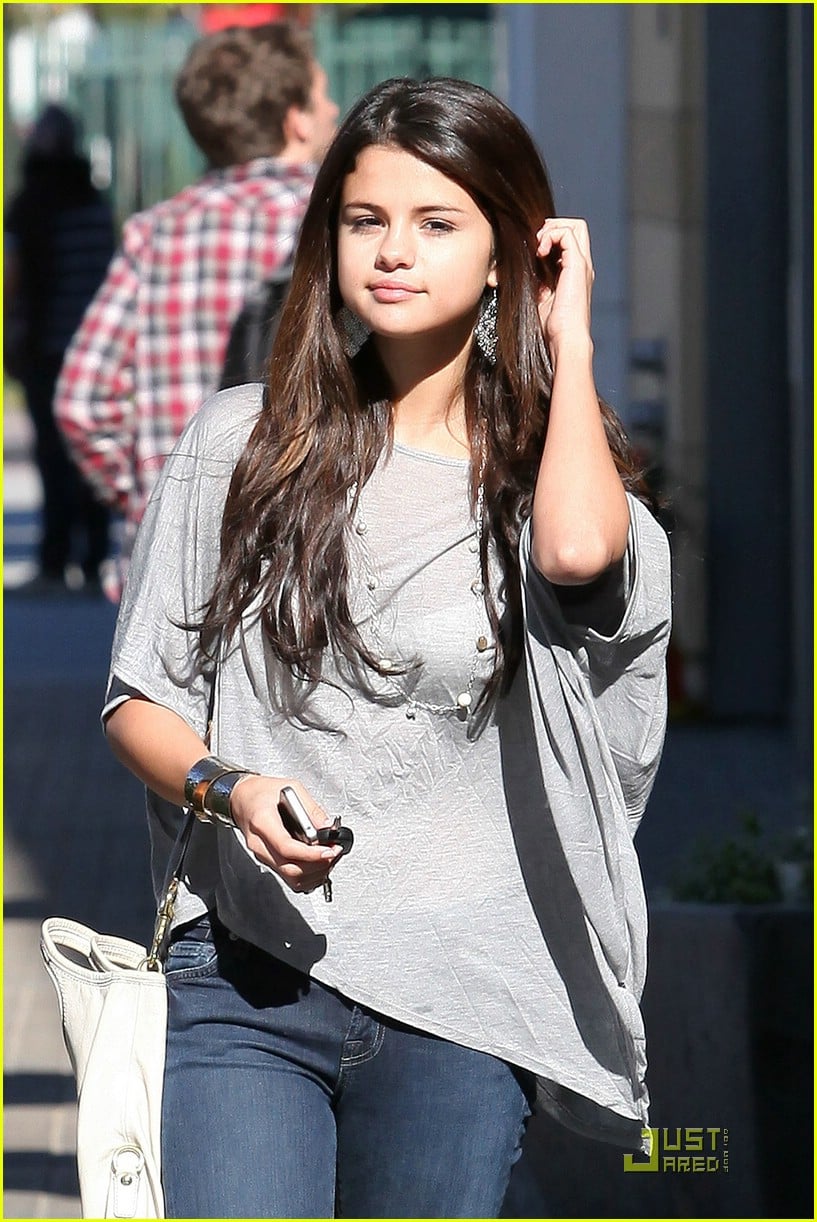 Selena Gomez & Francia Raisa: Panera Bread Pals | Photo 403405 - Photo ...