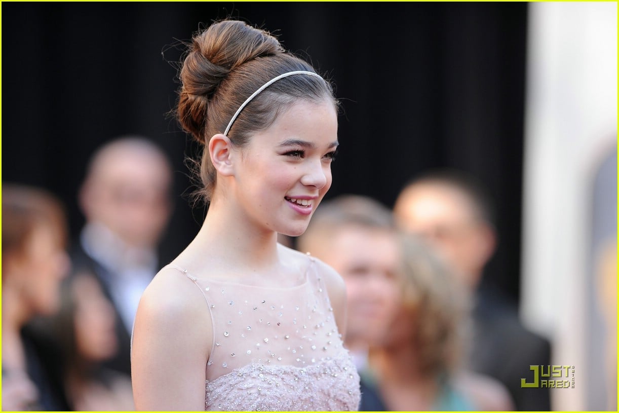 Hailee Steinfeld - Oscars 2011 Red Carpet | Photo 406931 - Photo