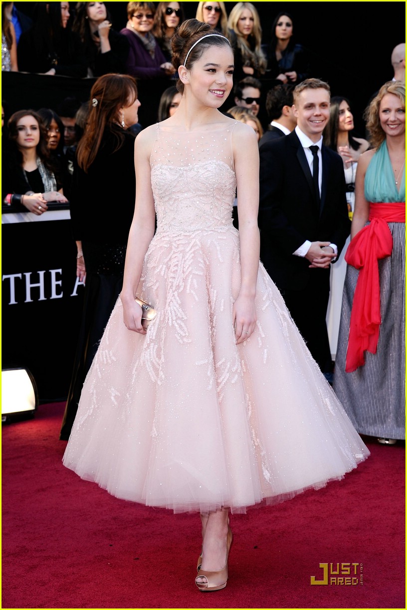 Hailee Steinfeld - Oscars 2011 Red Carpet | Photo 406937 - Photo