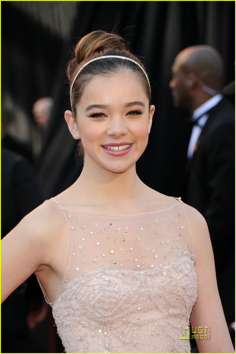 Hailee Steinfeld - Oscars 2011 Red Carpet | Photo 406940 - Photo