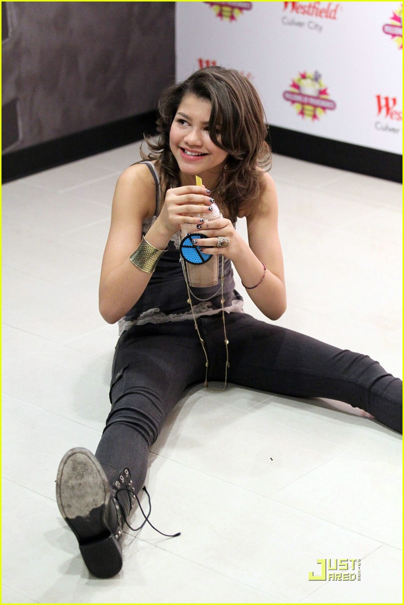 Full Sized Photo of zendaya bella milkshakes shake 38 | Zendaya & Bella ...