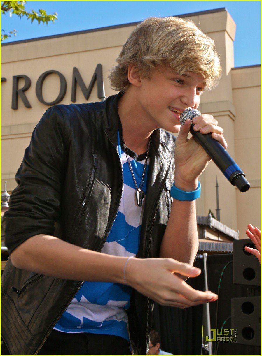 Full Sized Photo of cody simpson grove all day 02 | Cody Simpson - 