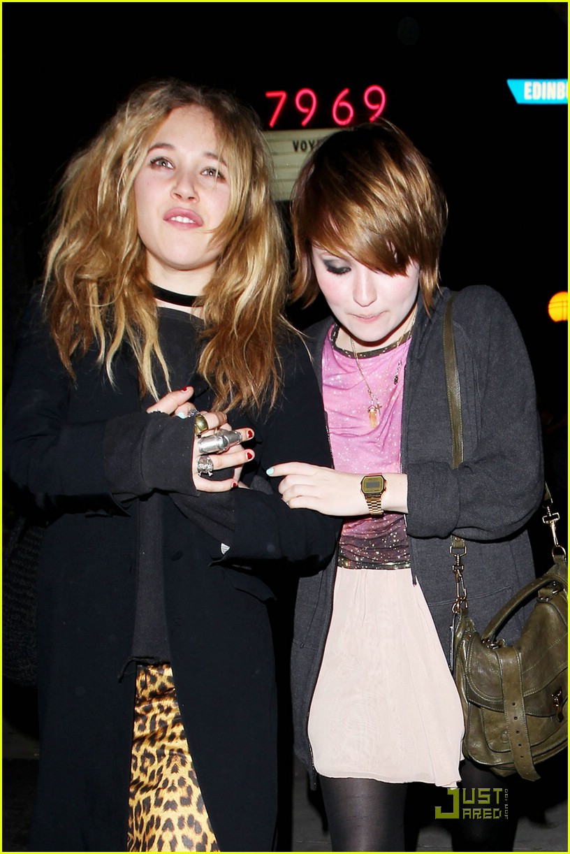 Emily Browning & Juno Temple are Very Voyeur | Photo 408249 - Photo ...