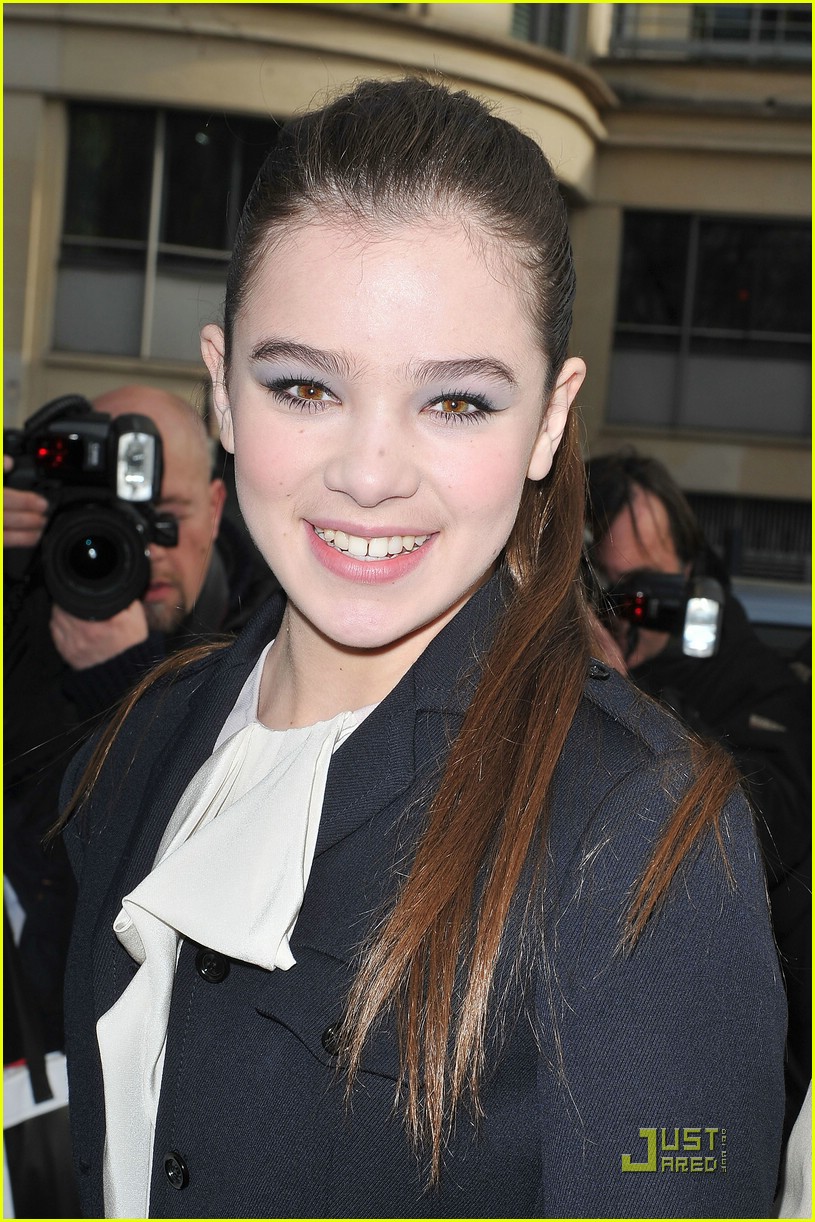 Hailee Steinfeld: Miu Miu Show in Paris! | Photo 408485 - Photo Gallery