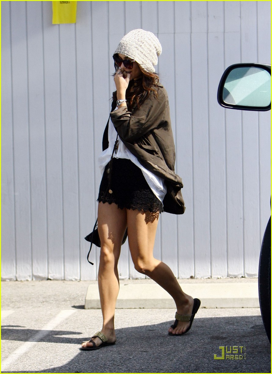 Full Sized Photo of vanessa hudgens family lunch 01 | Vanessa Hudgens