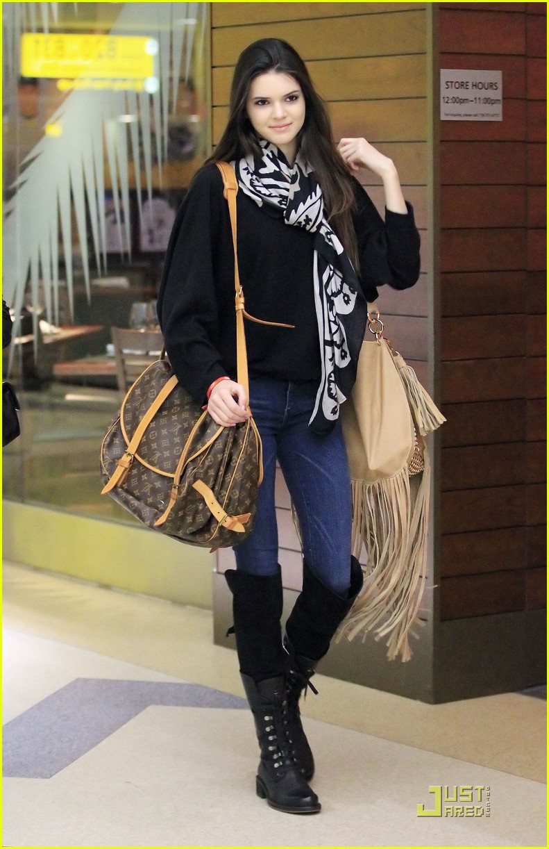 Kendall Jenner Jets Into JFK | Photo 410442 - Photo Gallery | Just