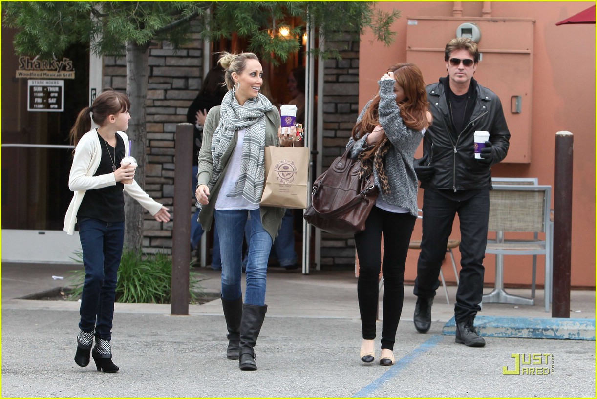 Miley Cyrus: Coffee Bean Family Outing | Photo 410816 - Photo Gallery ...