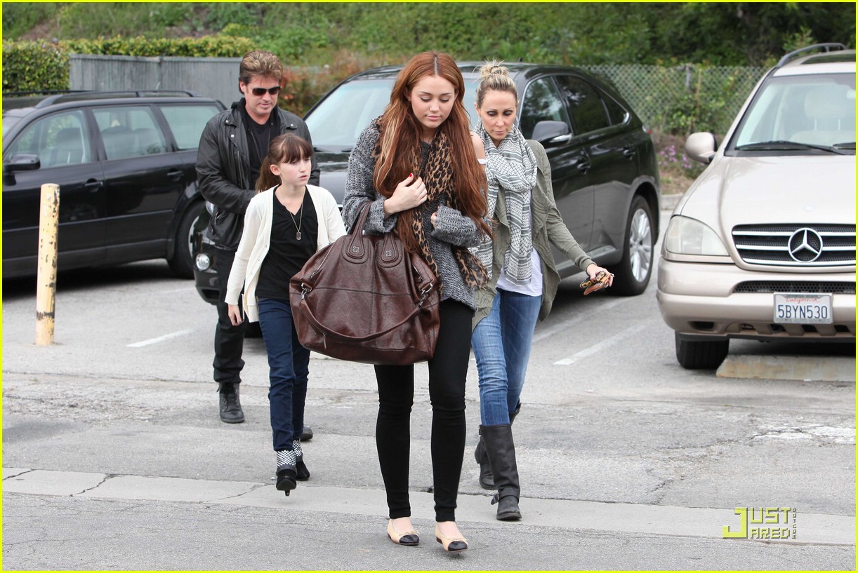 Miley Cyrus: Coffee Bean Family Outing | Photo 410820 - Photo Gallery ...