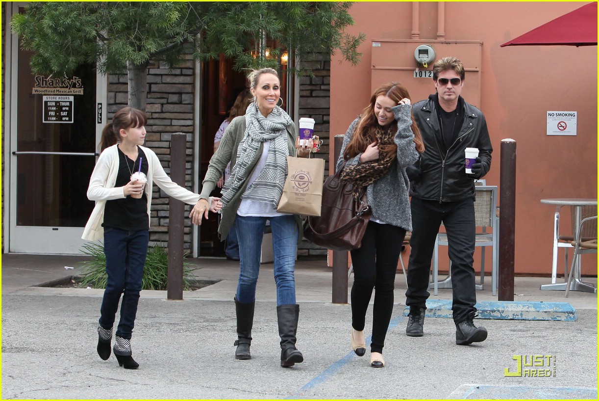 Miley Cyrus: Coffee Bean Family Outing | Photo 410821 - Photo Gallery ...