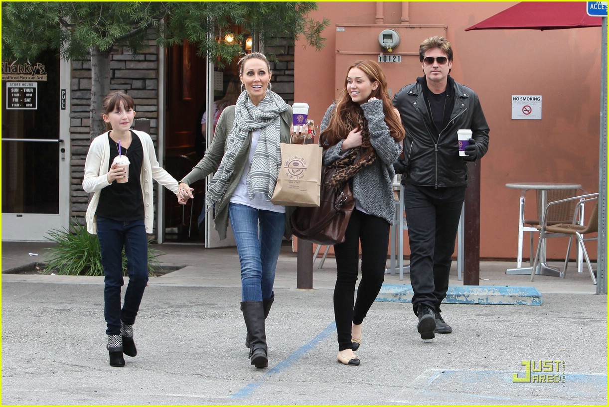 Miley Cyrus: Coffee Bean Family Outing | Photo 410825 - Photo Gallery ...