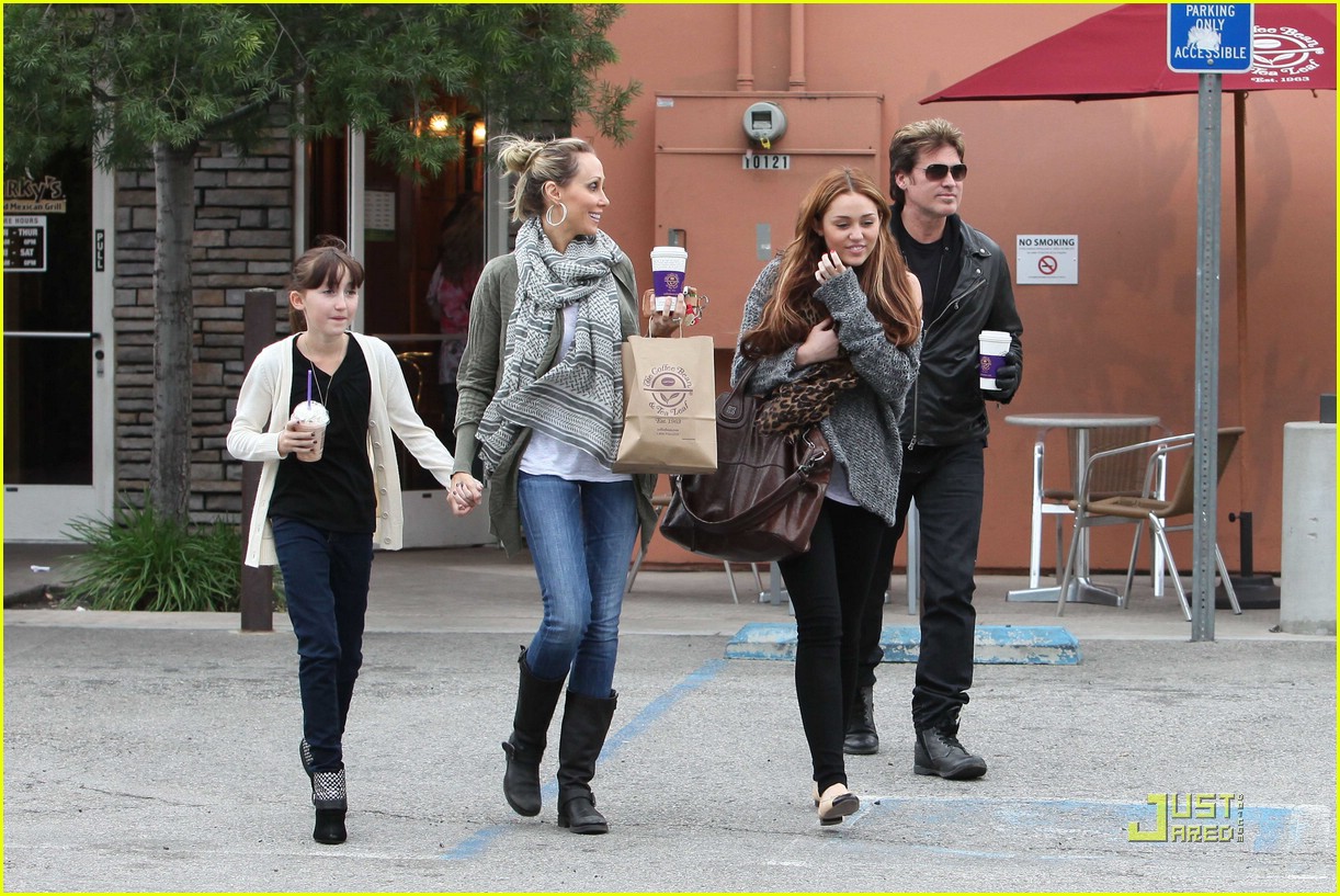 Miley Cyrus: Coffee Bean Family Outing | Photo 410827 - Photo Gallery ...