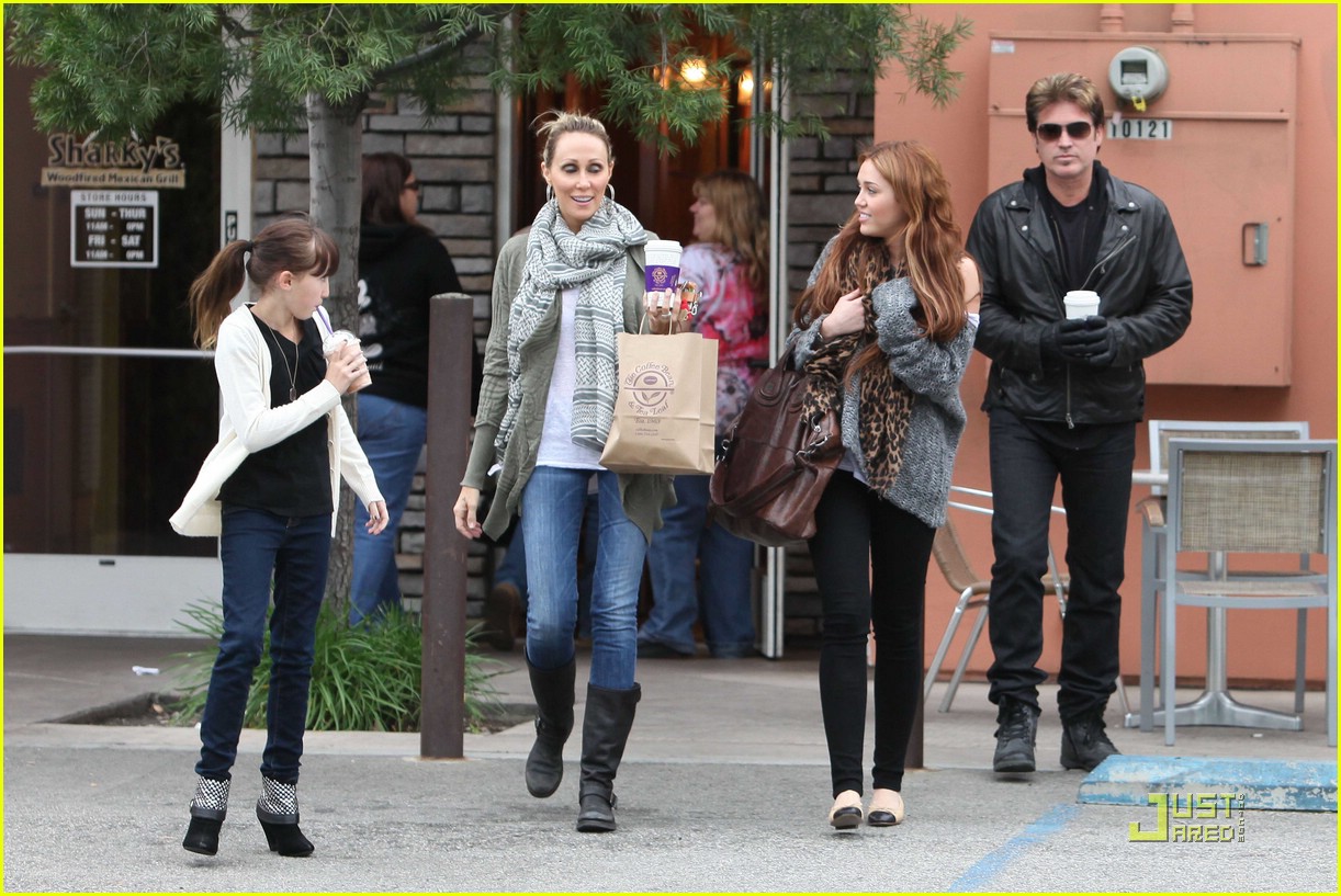 Miley Cyrus: Coffee Bean Family Outing | Photo 410829 - Photo Gallery ...