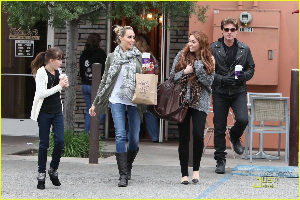 Miley Cyrus: Coffee Bean Family Outing | Photo 410830 - Photo Gallery ...